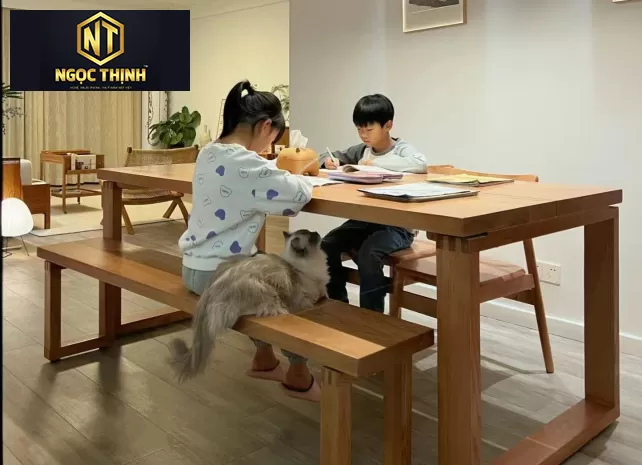 Bàn ăn đơn giản tiện lợi